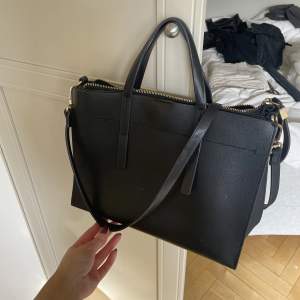 Väska från Zara, inköpt i Paris.   Använd men i fint skick. 