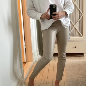 Ljusbeigea läderbyxor Zara🤎🤎 - Supersköna med fina detaljer på sidorna av benen☺️
