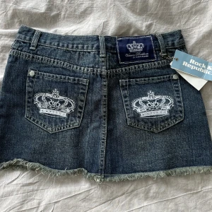 Victoria Beckham kjol - Victoria Beckham kjol med krona på fickorna💞 Prislapp kvar💗 Har en rostfläck av prislappens kjedja (skriv för bild) då paketet blev blött men det går säkert att få bort med ättika o salt💗 Frakt tillkommer🫶