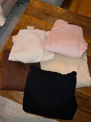 Paket med 5 hoodies  - 4 vanliga och en i fleece