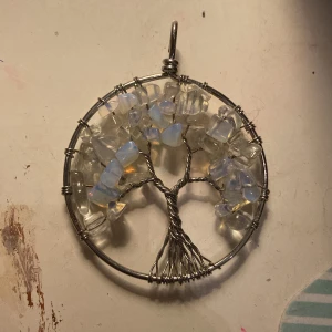 Kristall hänge - Ett skit coolt opaler hänge! Använt ett fåtal gånger, så är i bra skick❤️ Som sagt det är opaler och om du vill veta opalitens egenskaper kan man googla❤️ Kan hängas på halsband tillexempel  Äkta opalit Endast swish