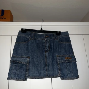 DKNY jeanskjol - DKNY vintage jeanskjol, strl: M. Superfint skick! Givetvis äkta. 