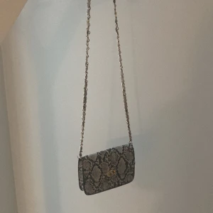 Väska - Väska köpt i USA från lucky 7 usa Ej ekta ormskin!! Finns ett fack inne i väskan Använd fåtal gånger ❣️❣️ 
