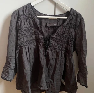 Blus - Poppulär grå blus från oddmolly som jag alldrig andvänt tyvär sitter dock inte prislappen kvar men blusen är i helt nyskick