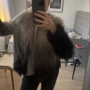 Pälsjacka - Lånad bild, söker denna pälsjacka från hm i stl 36-40