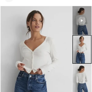 Ribbstickad tröja  - En fin, basic, vit tröja men knappar. Använd endast en gång i superbra skick. Säljer pga lite kortare än jag trodde