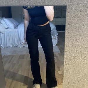 Kostymbyxa  - Stilrena kostymbyxor från bikbok i mycket gott skick💖