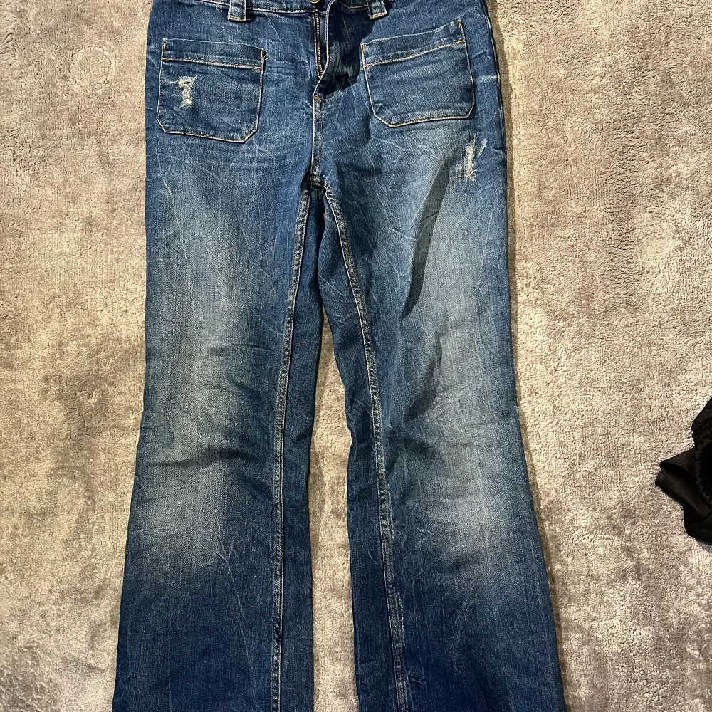 Säljer dessa lågmidjade jeans med coola framfickor. Det är en gammal modell från Zara som inte säljs längre. . Jeans & Byxor.