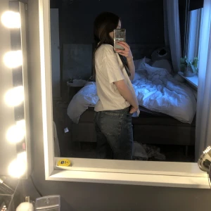 Mörkblå jeans - Mörkblåa jeans me slits från pull and bear, upplever att dom är lite större i storlek 