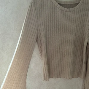 Topp - En fin lite tunnare topp från Shein. Helt oanvänd. Lite kortare modell med vida armar. Strl L men passar en S-M