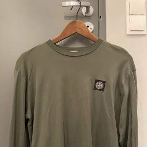 Stone Island tröja. - Stone Island tröja köpt på nk. Bra kvalitet. Burit den maximalt 2 gånger, 