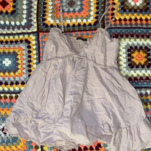 Ljusrosa linne - Ljusrosa linne i storlek S, men skulle snarare säga M! Märke står inte. Kommer från rökfritt hem med katt! Skriv för fler bilder eller frågor:)