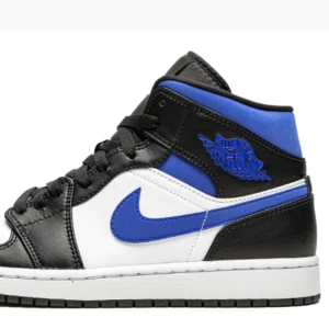 Jordan 1 - Jätte fina Jordan 1 som är nästan i jätte bra skick. Anledningen till att det är så billiga är att jag inte har kvitto kvar!