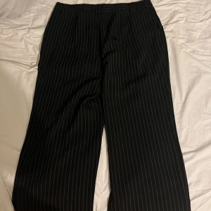 Långa kostymbyxor - Kostymbyxor med ränder. För små, använda 3 gånger. Lite uppgångna där bak vid skorna men det är inget som syns. Suuuupersnygga både som de är eller oversized! 