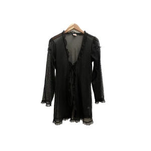 Nattlinne/kofta  - Nattlinne/ kofta i svart spets från Triumph 