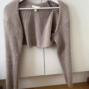 Bolero HM - Säljer denna fina bruna bolero från HM🤎den är i jättefint skick! Hör av dig privat för fler bilder. Frakten kostar 54kr