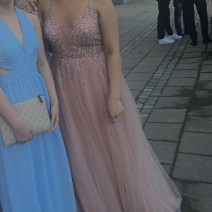 Balklänning  - Hej tänkte kolla intresset på min jättefina balklänning! Köpt för 5800kr är använd en gång under 1 timme sedan byte jag till en som jag inte va lika rädd om❤️