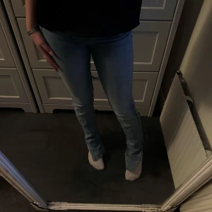 Jeans - Ljusblåa jeans med slits från zara i storlek 34, säljs då de inte kommer till användning längre💞
