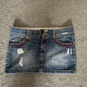 Miniskirt  - Säljer denna minikjolen som ja nyss köpt här på Plick då den var för liten. Storlek 36, skriv privat för mer mått☺️☺️ 3 FÖR 2 PÅ ALLT I MIN PROFIL!!