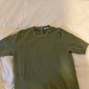 Grön stickad baströja från zara - Grön stickad baströja från zara som ja använt tre gånger,syns inte alls bra på första bilden men färgen är mer som på den tredje bilden och modellen är densamma som andra bilden bara att min har knappar där bak,nypris 279 mitt pris 140