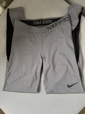 Nike träningstights  - Använda 3-5 ggr.