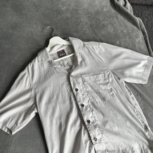 oscar jacobson skjorta - perfekt till sommaren! storlek S och nyskick.