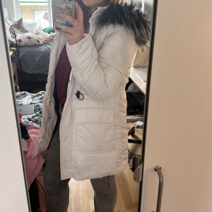 Jätteskön vinter/höstjacka  - Jacka från primark. Jätteskön och fin. Har en fläck men går bort i tvätten. Storlek 34 men passar mig och ja är 36-42 🫶🏻