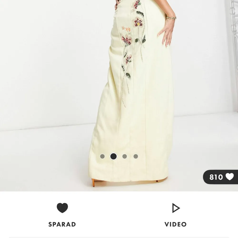 Verkligen sprillans ny balklänning från Asos. När jag köpte den i oktober var den helt slutsåld efter det. Säljer pga förliten. Står S, men passar mer xs✨. Klänningar.