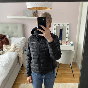 Peak performance jacka - Jag säljer min peak performance vinter jacka, jag säljer för 400 plus frakt men pris kan diskuteras, liten defekt på armen tyvärr💗
