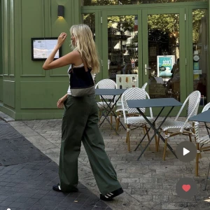 Kostymbyxor - Figursydda kostymbyxor med medelhögmidja. Från Maddie Demaine x NA-KD kollektionen. Helt slutsålda i all storlekar. 