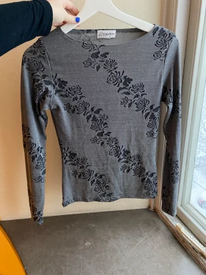 Vintage långärmad topp, skimmrande!  - Sjukt fin vintage långärmad topp som tyvärr är för liten för mig 😭 står ingen storlek men är perfekt för en medium. Fint blommigt mönster, skimrande grå/silvrig färg. 