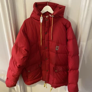 Fjällräven Expeditionen Down Jacket - Riktigt fin klassiker från fjällräven. Några mindre flaws och ett litet hål i skalet som är enkelt att laga. Annars bra condition.