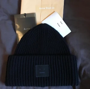 Acne Mössa - Säljer en i princip helt ny acne mössa som har använts endast ett fåtal gånger, då jag fick en annan i julklapp förra året. Kvitto och originalförpackning finns kvar. Skriv privat ifall ni vill ha mer bilder eller har andra frågor.🤎