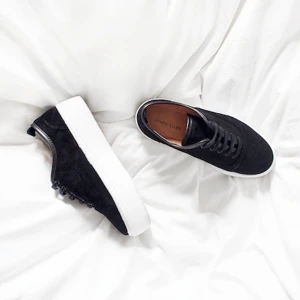 Jennie Ellen, Bae NYA - Helt nya underbara sneakers from Jennie Ellen i mocka. Modell Bae, liknar Eytys. Med platåsula.  Ligger fortfarande i sin låda.  Letade efter dessa jättelänge och hittade till slut ett par som var för stora så chansade. Men de är banne mig för stora. 