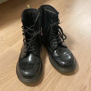 Dr. Martens Skor - Jätte fina och äkta Dr. Martens skor som jag har haft ett tag tills dem nu inte längre passar mig. De ser såklart använda ut men fortfarande glänsande och snygga 🫶