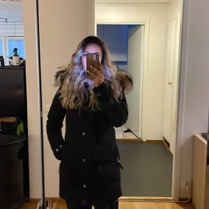 Hollies jacka Subway med äkta päls  - Jag säljer min hollies jacka modell subway för att den inte passar mig längre,använd 5-6 gånger den har inga skador, köpte även en äkta päls till. Nypris:4199kr pälsens pris:1500kr mitt pris 2500kr  Kan gå ner till 2250kr vid snabb affär