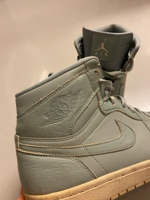 Nike jordan high retro - Jordans avända ett fåtal gånger. Säljer pga lite stora. Älskar färgen på dessa! Passar perfekt till jeans