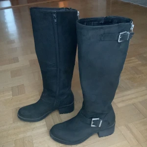 Svarta stövlar strl 38 - Ett par svarta stövlar som hann användas ett få tal gånger innan fötterna växte sig större. Stövlarna är för små för mig men som förmodligen passar andra fötter😉 Det är en drag kedja på sidan så du lätt får in foten, och en för syns skull. Nypris 1200 kr