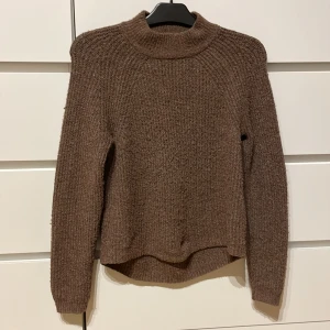 Mysig stickad tröja från only - Mysig stickad tröja med liten polo krage, köpt för ca 2 år sedan men fint skick och använt sparsamt! Pris kan diskuteras 
