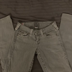 True religion jeans  - Coolaste religion jeansen i straight fit. Köpte dem för 800kr, tyvärr var de för korta på mig som är 170. Midjemåttet är ca 80cm, inrebenslängden är 78cm. Skriv gärna vid intresse/frågor! 