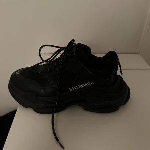 Balenciaga triple S Black  - Säljer pga aldrig använder. 