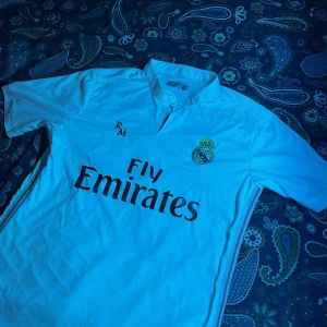 RIKTIGT SNYGG FOTBOLLSTRÖJA 🤍💗 - Hej säljer min Ronaldo fotbollströja! Cond 9/10. Storlek M passar även S. 