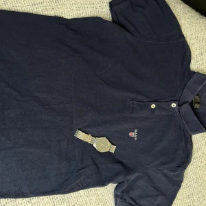 Gant piké tröja - Gant Herr piké, strl S. Ordinariepris 799kr. Lite urtvättad men inget så jätte märkvärdigt. Kan mötas upp eller fraktas! Vid köp av flera saker kan jag möjligtvis fixa paketpris så fråga! Kan träffas/frakt 11 kr. 