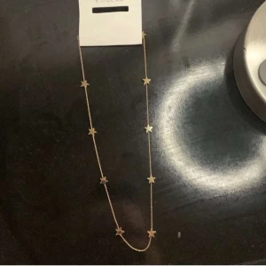 42-45 - Säljer ett halsband från Edblad. Säljer det på grund av att jag inte sparade kvittot och då kunde jag inte lämna tillbaka den. Den är blank 14k Guldplätering på rost fritt stål. Det är helt o använt. Den kostar 400 ny! 