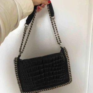 Läderväska zara  - Snygg handväska från Zara i superbra skick!  Nypris 1999kr  Djur och rökfritt hem. 