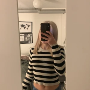 Randig stickad tröja  - Använd 4ggr ungefär. Säljer för att jag inte använder den