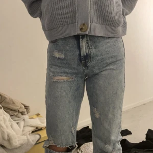 Blåa jeans med hål 💞 - Jättefina byxor med hål i, storlek small 🌸 Kan fraktas, 66kr/frakt