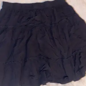 En kjol från shein med volanger 