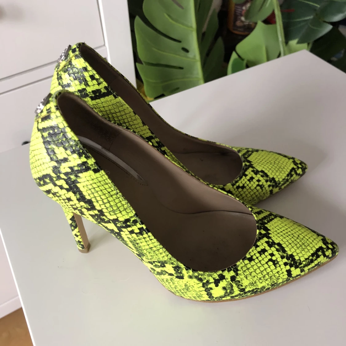 KLACKAR FRÅN GUESS - 90