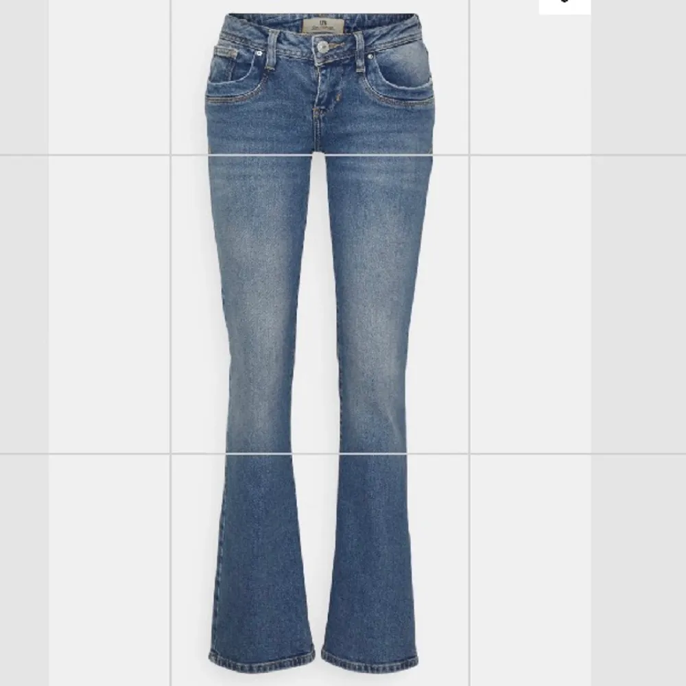 Super snygg lågmidjade byxor som är lite utsvängda. De är helt oandvända valerie ltb jeans då jag köpte i fel storlek! Nypris 850kr. Jeans & Byxor.